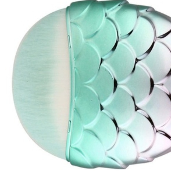 Cute Metallic Aqua & Purple Fish Make Up Brush - Picture 2 of 3